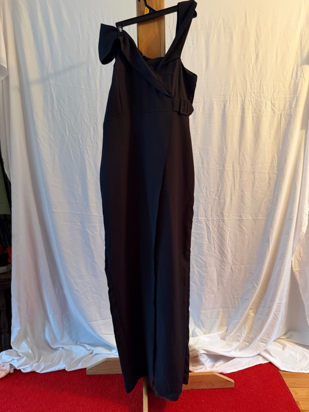 Elegant Black One-Shoulder Maxi Dress with Buckle Detail